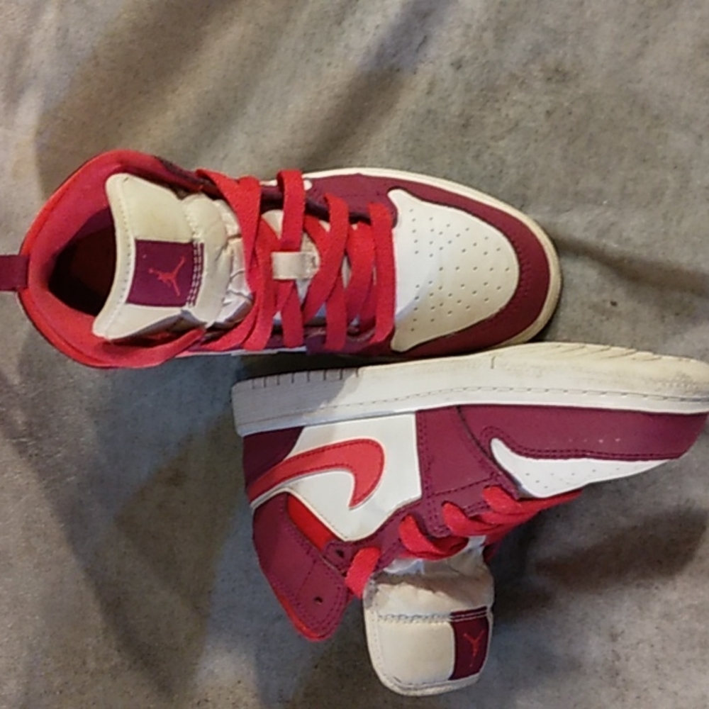 Size 1.5 true berry Nike air jordan kids shoes